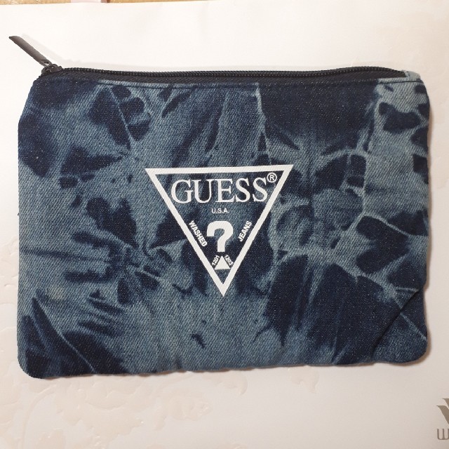GUESS(ゲス)のGUESSポーチ レディースのファッション小物(ポーチ)の商品写真