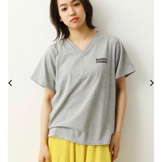 ロデオクラウンズワイドボウル(RODEO CROWNS WIDE BOWL)のLOGO VネックTシャツ　グレー(Tシャツ(半袖/袖なし))