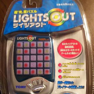 トミー(TOMMY)の超「光」奮パズル  LIGHTS OUT(携帯用ゲーム機本体)