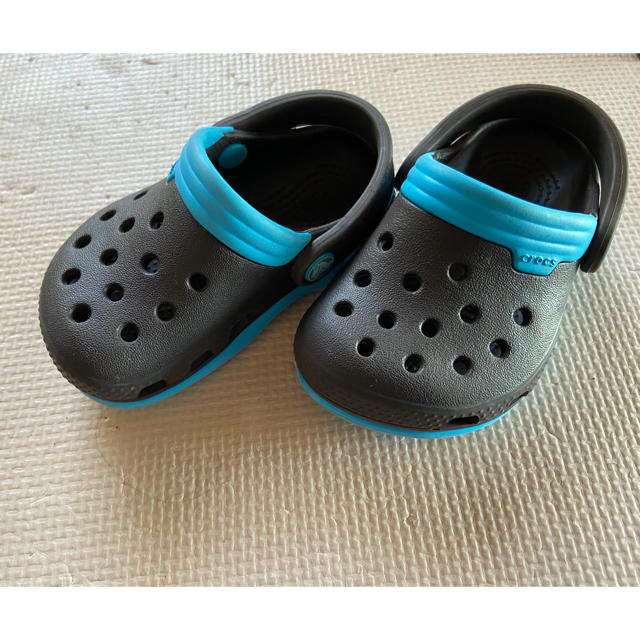 crocs(クロックス)のクロックス　サンダル　黒　 キッズ/ベビー/マタニティのベビー靴/シューズ(~14cm)(サンダル)の商品写真