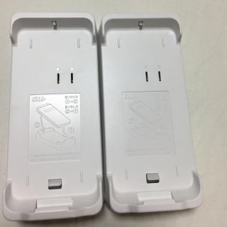 エーユー(au)のau 充電器　純正　卓上ホルダー2個セット(バッテリー/充電器)