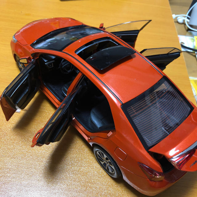 トヨタ(トヨタ)のTOYOTA特注 1/18 トヨタ カローラ （オレンジ） エンタメ/ホビーのおもちゃ/ぬいぐるみ(模型/プラモデル)の商品写真