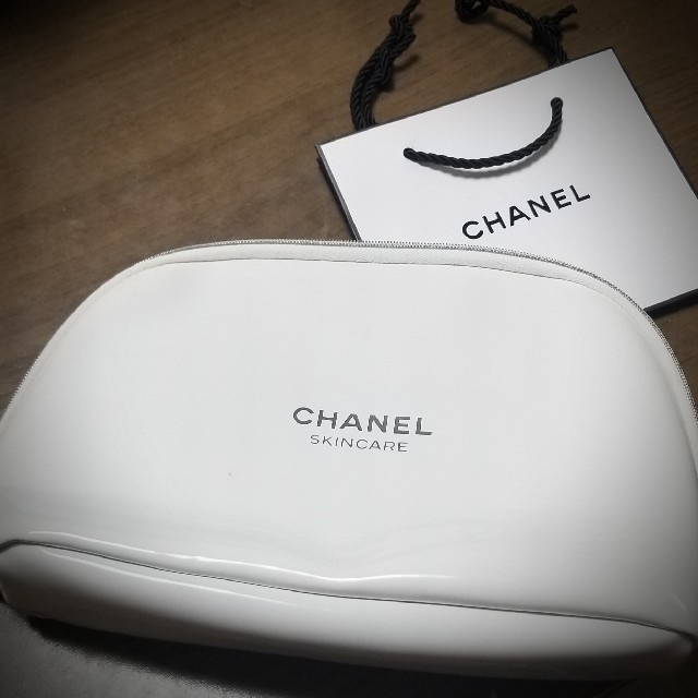 お値下げ中！CHANELノベルティBIGサイズエナメルポーチ未使用　非売限定