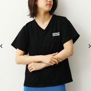 ロデオクラウンズワイドボウル(RODEO CROWNS WIDE BOWL)のLOGO VネックTシャツ　ブラック(Tシャツ(半袖/袖なし))