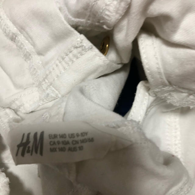 H&M(エイチアンドエム)のH＆M ホワイトサロペット ジャンパースカート ジャンバースカート 140 キッズ/ベビー/マタニティのキッズ服女の子用(90cm~)(ワンピース)の商品写真