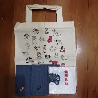 ムジルシリョウヒン(MUJI (無印良品))の無印良品　縁起物模のエコバッグとハンカチ、こけし刺繍ハンカチ2種(エコバッグ)