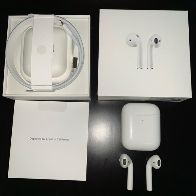 Apple(アップル)のAirPods エアポッツ イヤホン 第1世代① スマホ/家電/カメラのオーディオ機器(ヘッドフォン/イヤフォン)の商品写真