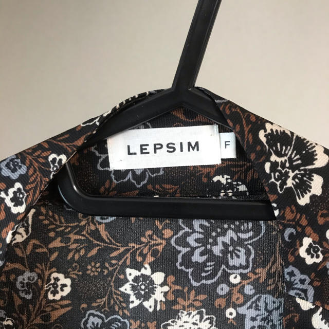 LEPSIM(レプシィム)のLEPSIMの花柄ガウン レディースのジャケット/アウター(ガウンコート)の商品写真