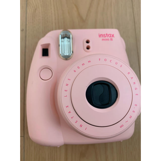 富士フイルム(フジフイルム)のチェキ instax  mini 8 ピンク 富士フイルム 純正ストラップ付 スマホ/家電/カメラのカメラ(フィルムカメラ)の商品写真