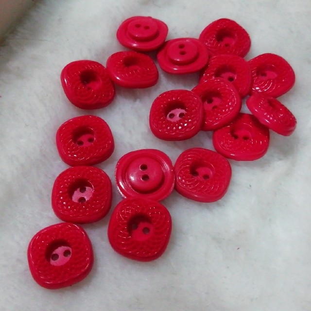 赤いボタン　17個 ハンドメイドの素材/材料(各種パーツ)の商品写真