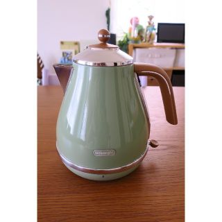 デロンギ(DeLonghi)の【すーさん様専用】デロンギ ケトル オリーブグリーン(電気ケトル)