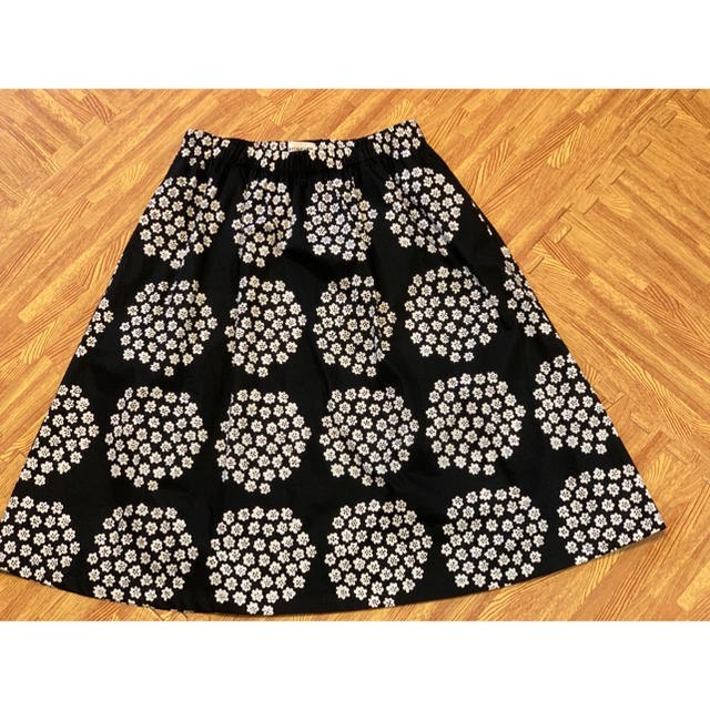 marimekko(マリメッコ)の●Marimekkoマリメッコ黒小花プケッティスカートMタグ付き レディースのスカート(ひざ丈スカート)の商品写真