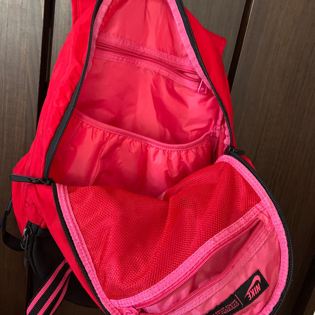 NIKE(ナイキ)のNIKEリュック/赤色ピンク キッズ/ベビー/マタニティのこども用バッグ(リュックサック)の商品写真