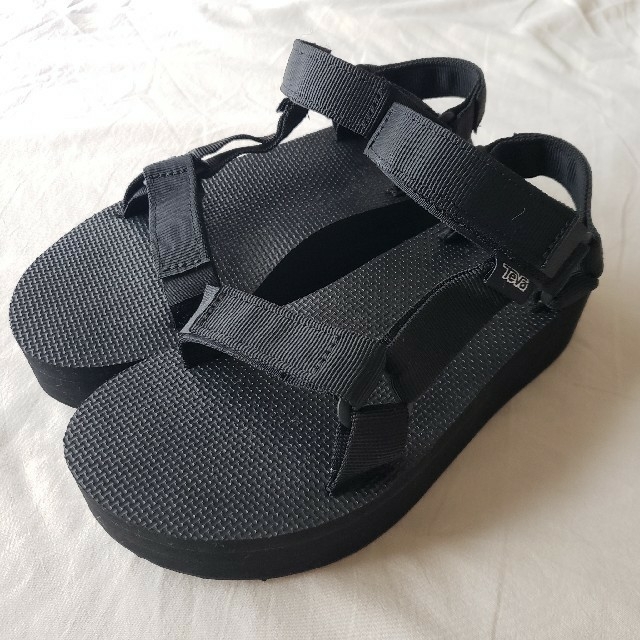 Teva(テバ)の【新品】【お値下げ】テバ厚底サンダル フラットフォームユニバーサル/23cm レディースの靴/シューズ(サンダル)の商品写真