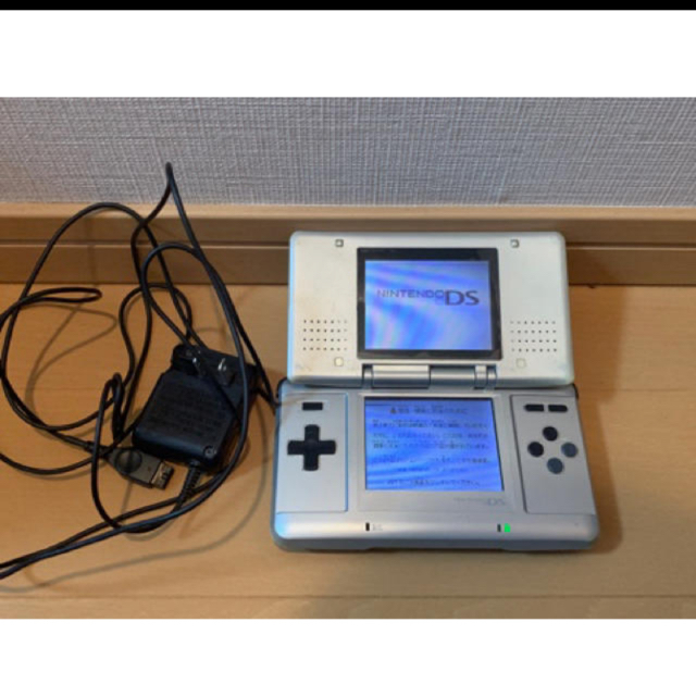 ニンテンドーDS(ニンテンドーDS)の任天堂　DS 初期　シルバー　充電機　付き エンタメ/ホビーのゲームソフト/ゲーム機本体(携帯用ゲーム機本体)の商品写真