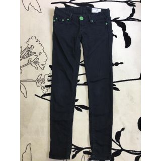 スライ(SLY)のSLY jeans 黒スリムジーンズ緑ボタン付きお値下げです。(デニム/ジーンズ)