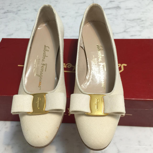 Ferragamo(フェラガモ)の【新品・激レア】フェラガモ♡ヴァラ サイズ4 レディースの靴/シューズ(ハイヒール/パンプス)の商品写真