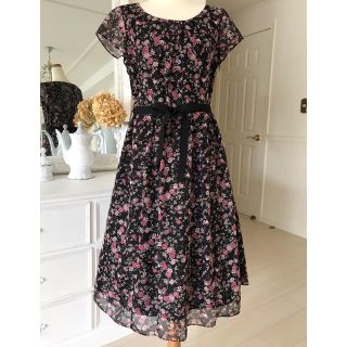 ローラアシュレイ(LAURA ASHLEY)の新品★ローラアシュレイ ★花柄ワンピース13号(ひざ丈ワンピース)