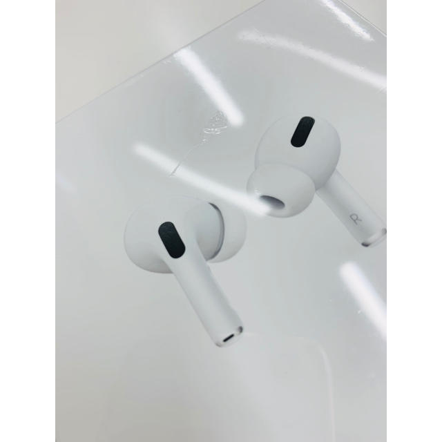 Apple(アップル)のApple  AirPods Pro MWP22J/A エアポッズ プロ スマホ/家電/カメラのオーディオ機器(ヘッドフォン/イヤフォン)の商品写真