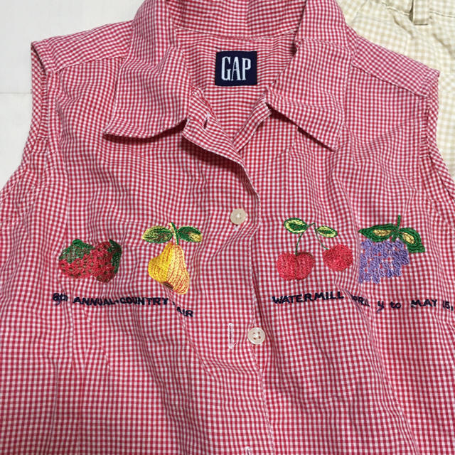 GAP(ギャップ)のギンガムチェック　フルーツ　キッズ　トップス　ズボンセット キッズ/ベビー/マタニティのキッズ服女の子用(90cm~)(Tシャツ/カットソー)の商品写真