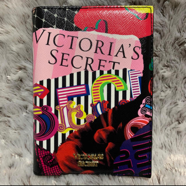 Victoria's Secret(ヴィクトリアズシークレット)のヴィクシー♡パスポートケース新品 インテリア/住まい/日用品の日用品/生活雑貨/旅行(旅行用品)の商品写真
