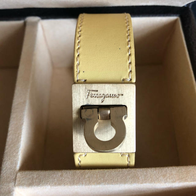 Salvatore Ferragamo(サルヴァトーレフェラガモ)の新品❤️フェラガモレザーブレスレット レディースのアクセサリー(ブレスレット/バングル)の商品写真