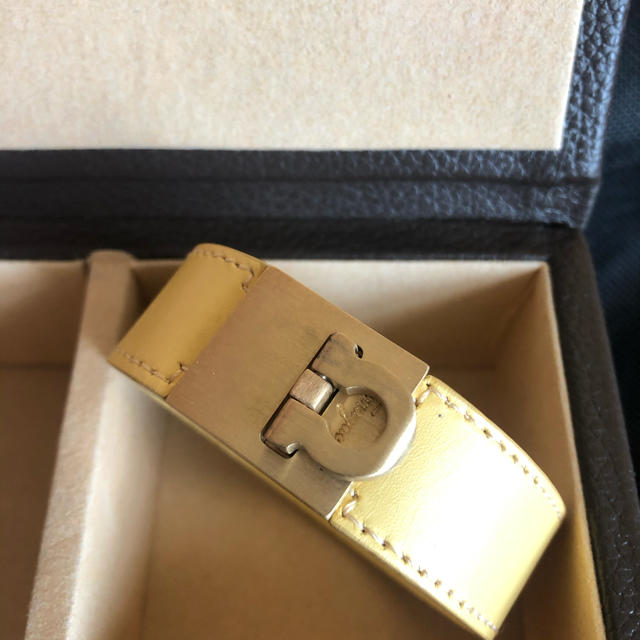 Salvatore Ferragamo(サルヴァトーレフェラガモ)の新品❤️フェラガモレザーブレスレット レディースのアクセサリー(ブレスレット/バングル)の商品写真