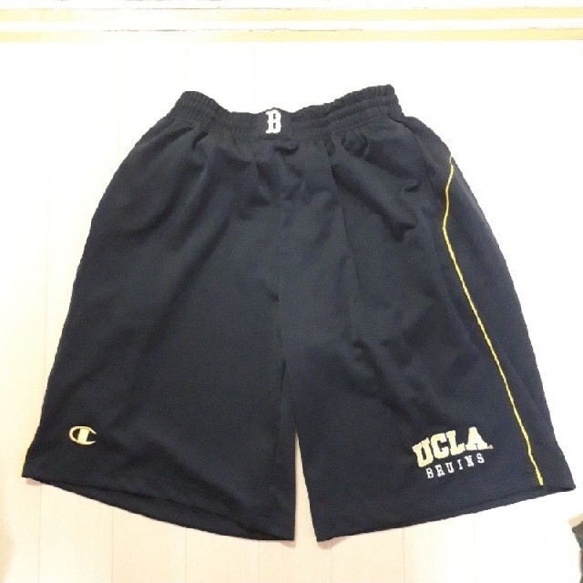 Champion(チャンピオン)の【匿名配送】UCLA ハーフパンツ Champion スポーツ/アウトドアのスポーツ/アウトドア その他(バスケットボール)の商品写真