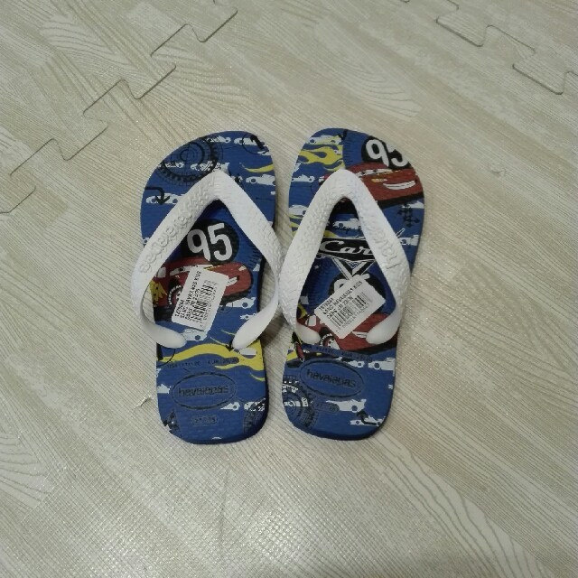 havaianas(ハワイアナス)のhavaianas 　カーズ柄ビーサン　17～18㎝　新品未使用 キッズ/ベビー/マタニティのキッズ靴/シューズ(15cm~)(サンダル)の商品写真