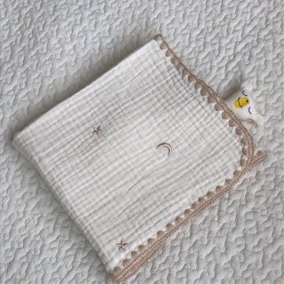 月と星ゴールド刺繍3重ガーゼブランケット　おくるみ  韓国イブル　70×90(おくるみ/ブランケット)