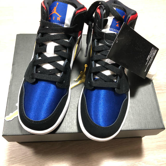 NIKE(ナイキ)のNIKE AIR JORDAN 1 MID SE(GS) bq6931-005 レディースの靴/シューズ(スニーカー)の商品写真