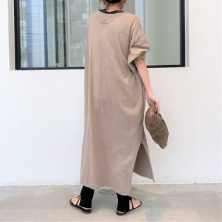 アパルトモンドゥーズィエムクラス(L'Appartement DEUXIEME CLASSE)のL'Appartement 新品PRINTED LONG DRESS ベージュ(ロングワンピース/マキシワンピース)