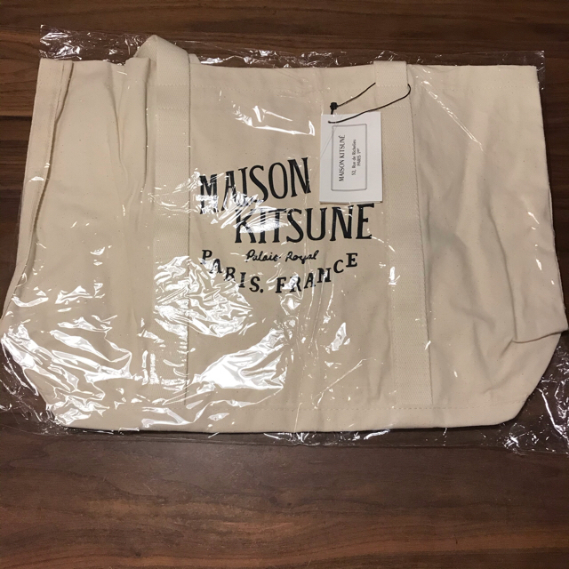 MAISON KITSUNE'(メゾンキツネ)の新品未使用　リボン付き　メゾンキツネ   ロゴ入りトートバッグ レディースのバッグ(トートバッグ)の商品写真