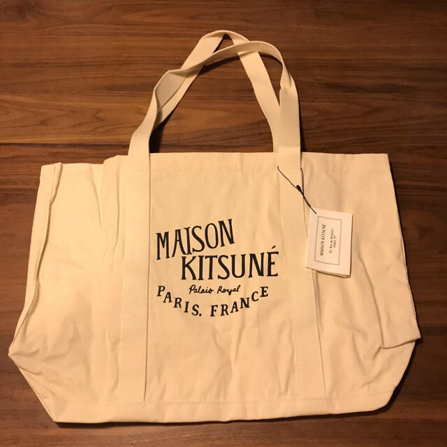 MAISON KITSUNE'(メゾンキツネ)の新品未使用　リボン付き　メゾンキツネ   ロゴ入りトートバッグ レディースのバッグ(トートバッグ)の商品写真