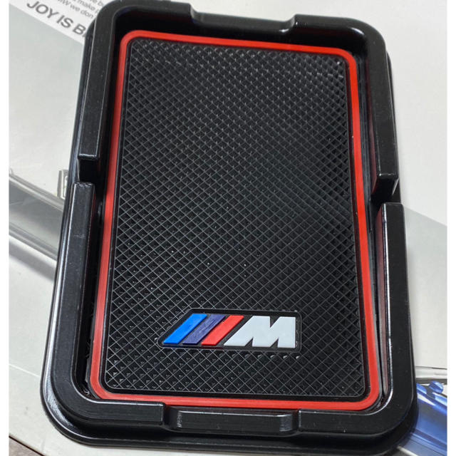 BMW ノンスリップマット Mロゴ赤 ダッシュボード&リア 滑り止め新品 自動車/バイクの自動車(車内アクセサリ)の商品写真