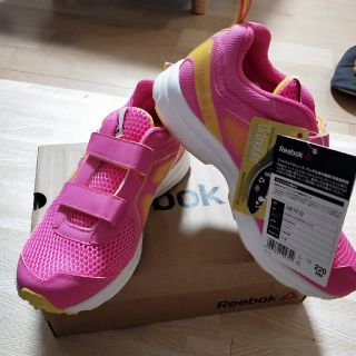 リーボック(Reebok)のReebok　スニーカー　女の子　２２センチ(スニーカー)