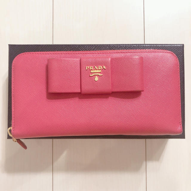 PRADA(プラダ)のプラダ PRADA サフィアーノ 長財布 リボン ラウンドファスナー メンズのファッション小物(長財布)の商品写真