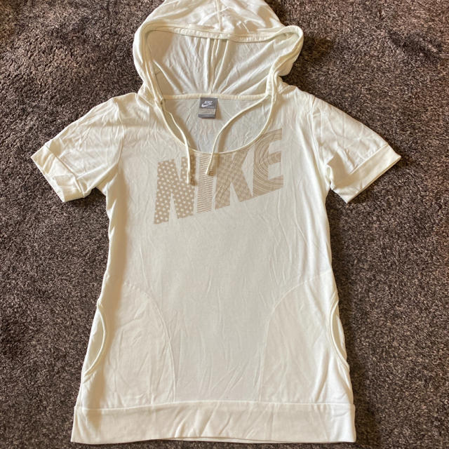 NIKE(ナイキ)のNIKEトップス 半袖パーカー レディースのトップス(Tシャツ(半袖/袖なし))の商品写真