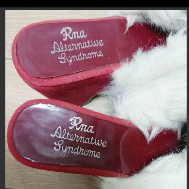 RNA(アールエヌエー)の35☆RNA アールエヌエー☆ファーサンダル ミュール☆雑誌掲載☆ レディースの靴/シューズ(サンダル)の商品写真