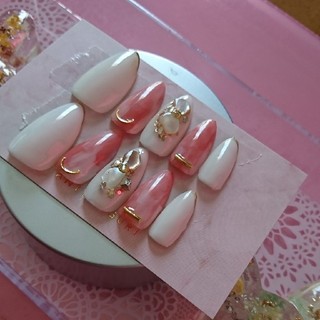 ネイルチップ  ホワイト×ピンク塗り掛け コスメ/美容のネイル(つけ爪/ネイルチップ)の商品写真