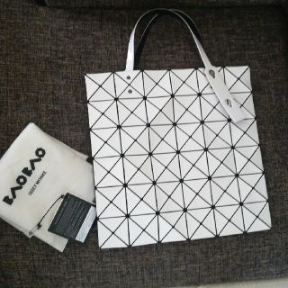 イッセイミヤケ(ISSEY MIYAKE)の美品　BAOBAO  ISSEY MIYAKE  バオバオ　白　ホワイト　6×6(トートバッグ)