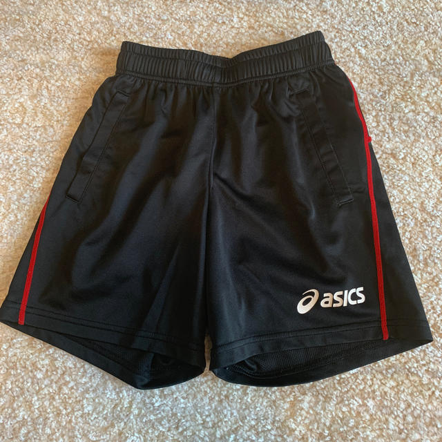 asics(アシックス)のアシックス　短パン　ブラック×レッド　130 キッズ/ベビー/マタニティのキッズ服男の子用(90cm~)(パンツ/スパッツ)の商品写真