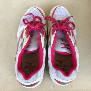 ミズノ(MIZUNO)の運動靴(スニーカー)