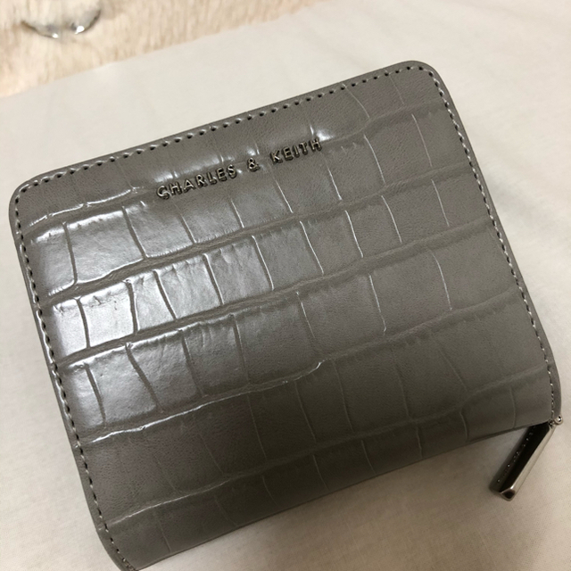 Charles and Keith(チャールズアンドキース)のCHARLES & KEITH 折りたたみ財布 レディースのファッション小物(財布)の商品写真