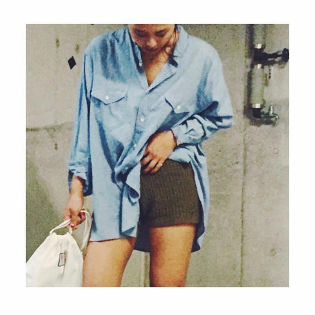 holiday(ホリデイ)のHOLIDAY BIG DENIM SHIRT light blue 美品 レディースのトップス(シャツ/ブラウス(長袖/七分))の商品写真