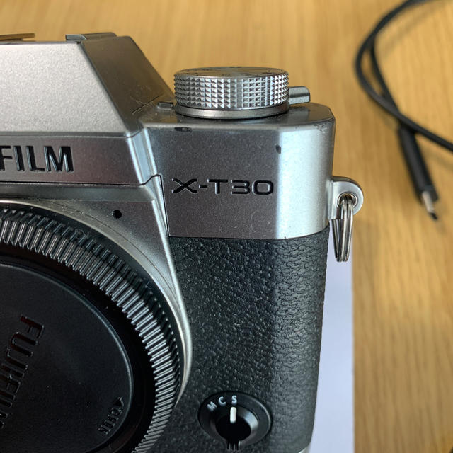 富士フイルム(フジフイルム)のX-T30【FUJIFILM】 スマホ/家電/カメラのカメラ(ミラーレス一眼)の商品写真