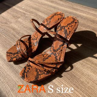 ザラ(ZARA)の　美品✴︎ZARA 流行りのパイソン　サンダル　ミュール(サンダル)