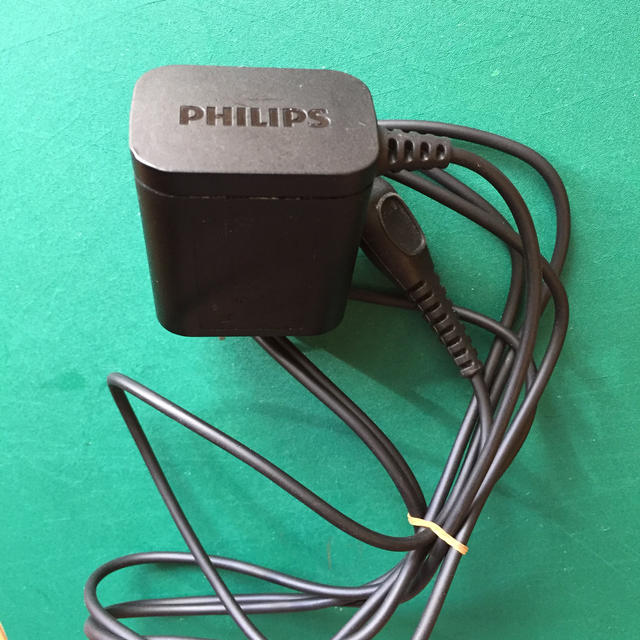 PHILIPS(フィリップス)の【通電確認済】PHILIPS ACアダプター 電気シェーバー用 HQ8505  スマホ/家電/カメラのスマートフォン/携帯電話(バッテリー/充電器)の商品写真