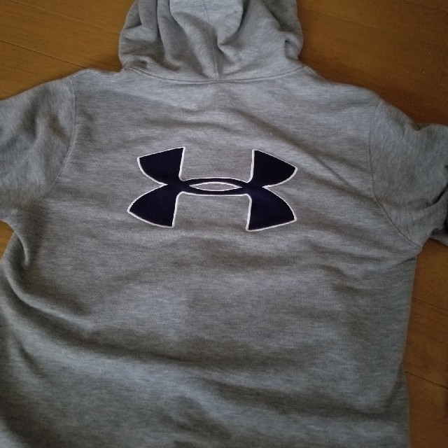 UNDER ARMOUR(アンダーアーマー)のアンダーアーマー☆パーカー キッズ/ベビー/マタニティのキッズ服男の子用(90cm~)(Tシャツ/カットソー)の商品写真