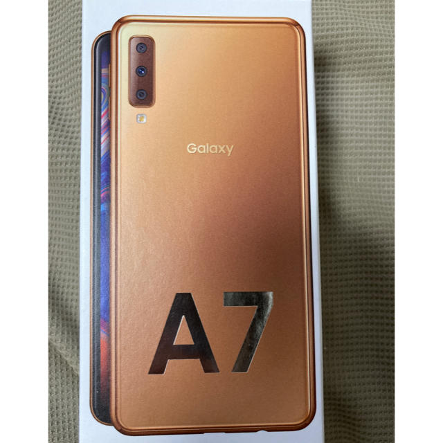 Galaxy(ギャラクシー)の【新品】Galaxy A7 ゴールド 64 GB SIMフリー スマホ/家電/カメラのスマートフォン/携帯電話(スマートフォン本体)の商品写真